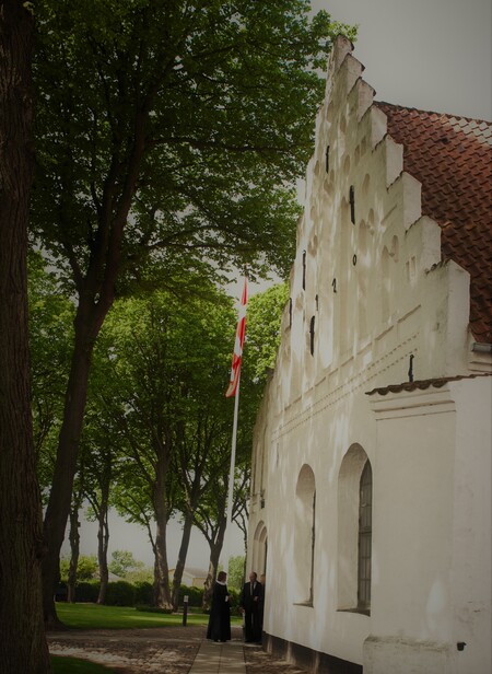 Billede af kirke Billede efter gudstjeneste foran kirke