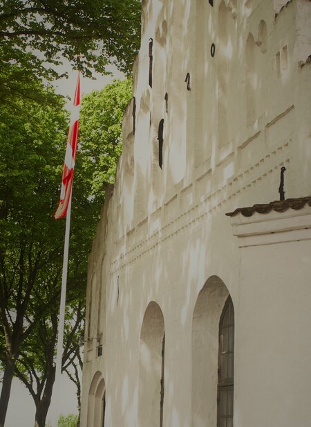 Billede af kirke Billede efter gudstjeneste foran kirke