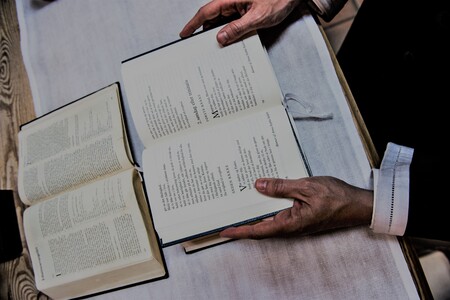 Billede af kirkebøger Billede af åben bibel og salmebog