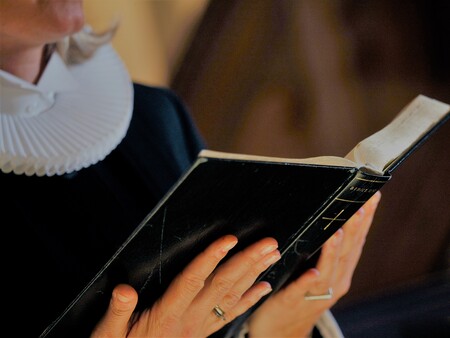 læsning bibel Billede af præst, der læser fra Bibelen